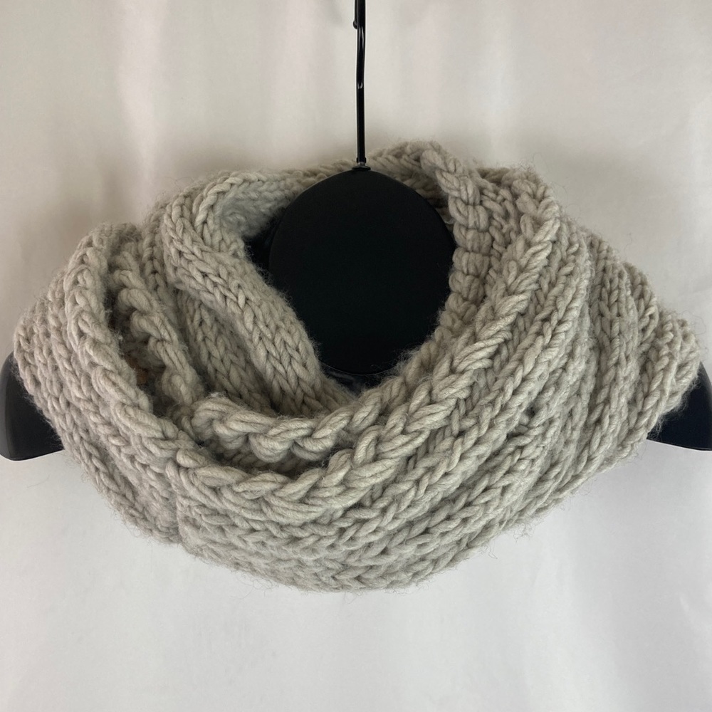 AMERICAN Eagle Outfitters Cable Knit Infinity Scarf - Picture 1 of 4
